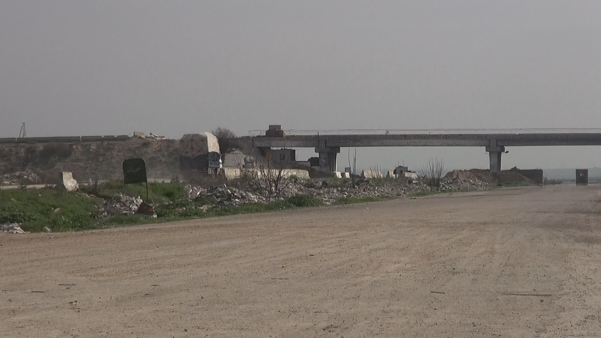 عودة حركة مرور العربات من معبر مورك باتجاه الشمال السوري